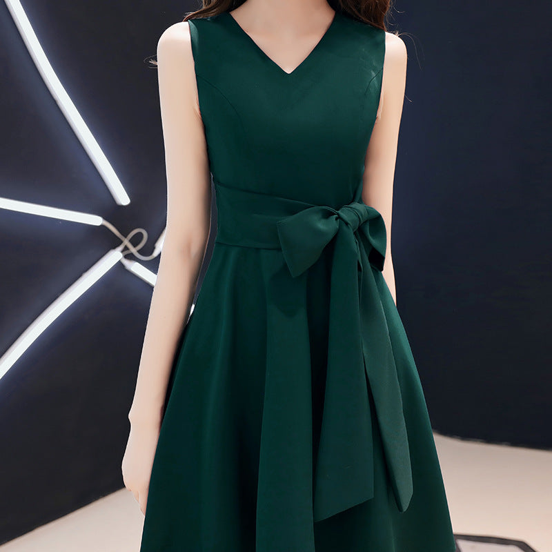 Falda de vestido de noche verde pequeña que las mujeres generalmente pueden usar vestidos cortos simples y generosos para el temperamento del banquete