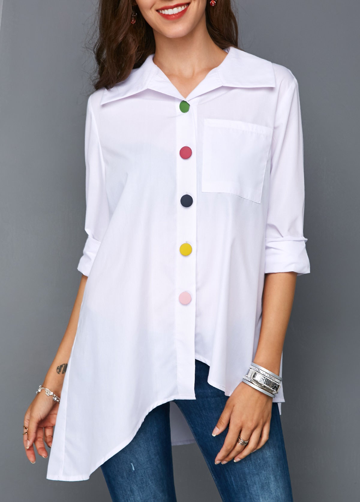 Camisa blanca de mujer con botones coloridos y tops sencillos. 