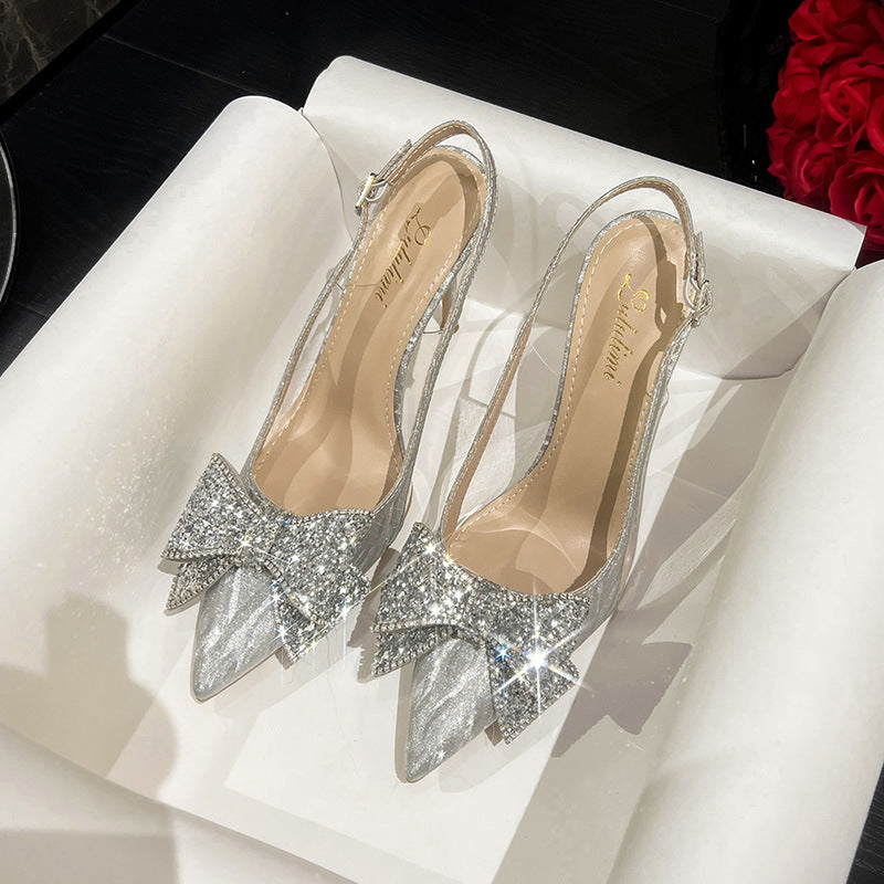 Tacones altos con diamantes de imitación y lentejuelas nupciales en punta de aguja