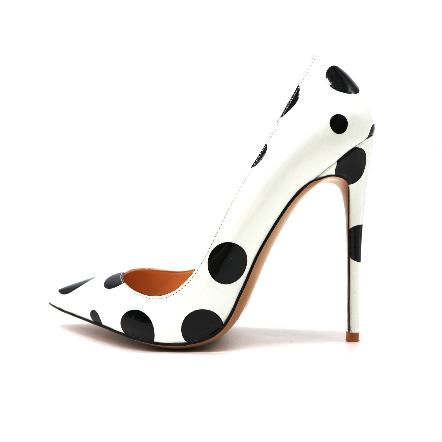 Tacones altos de charol blanco con lunares negros