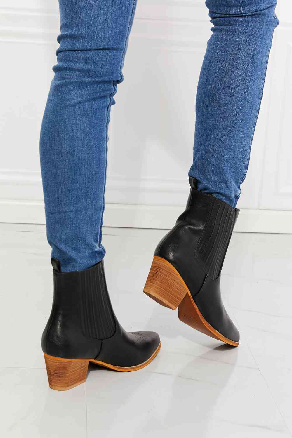 Botas Chelsea negras con tacón apilado Love the Journey de MMShoes