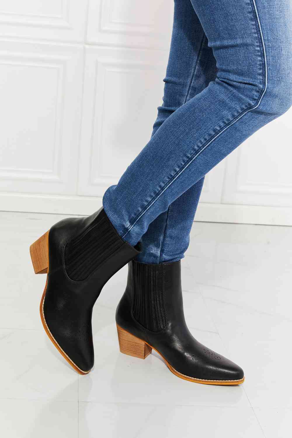 Botas Chelsea negras con tacón apilado Love the Journey de MMShoes