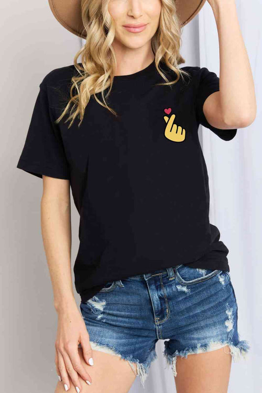 Camiseta de algodón con gráfico de emoji y corazón de dedo de Simply Love