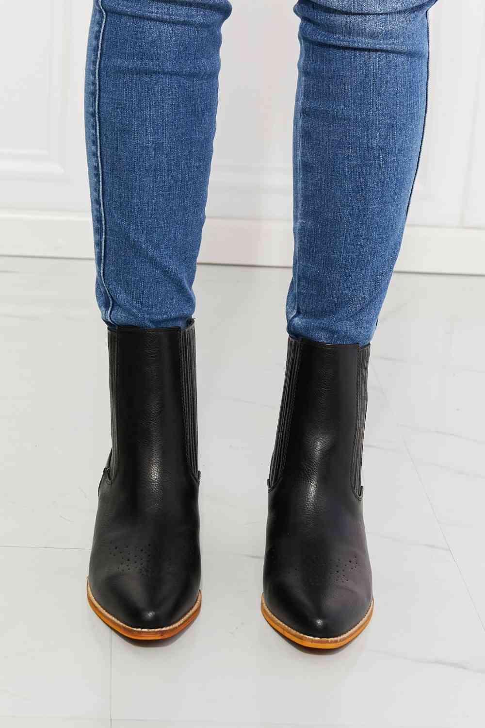 Botas Chelsea negras con tacón apilado Love the Journey de MMShoes