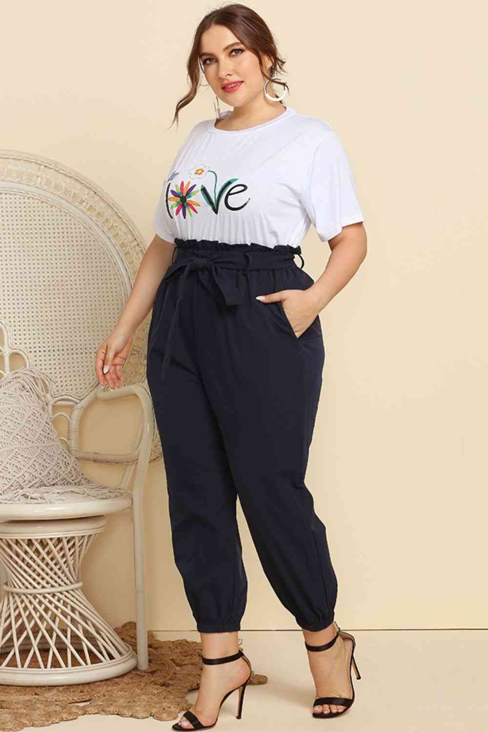 Conjunto de camiseta con gráfico y joggers paperbag con cinturón