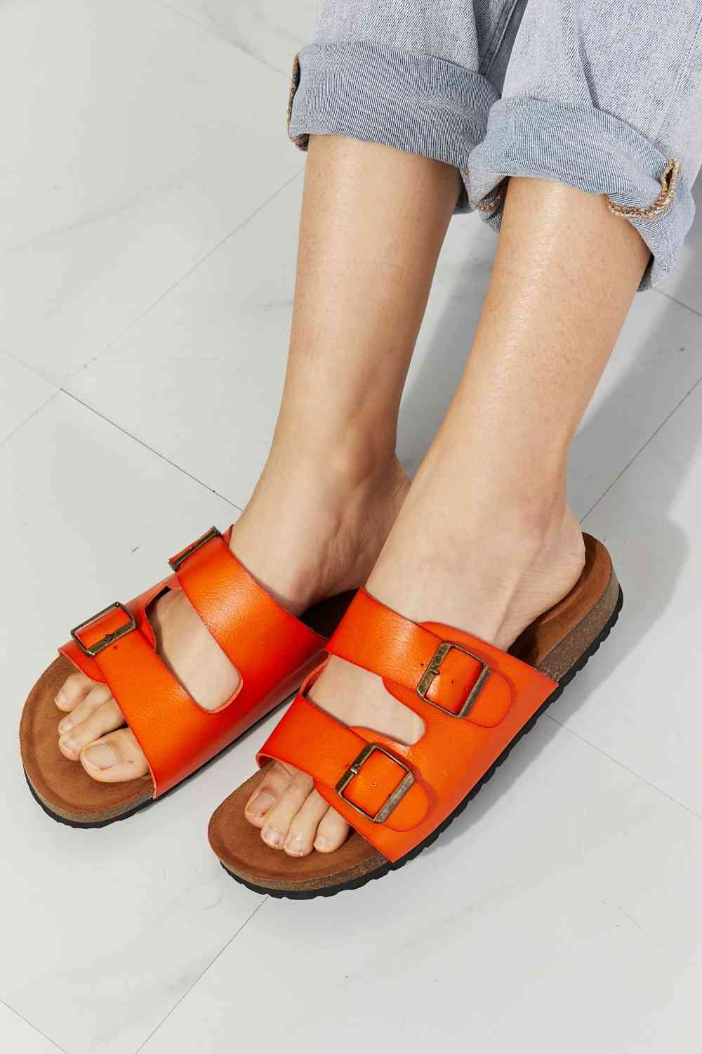 Sandalias naranjas con doble banda Feeling Alive de MMShoes