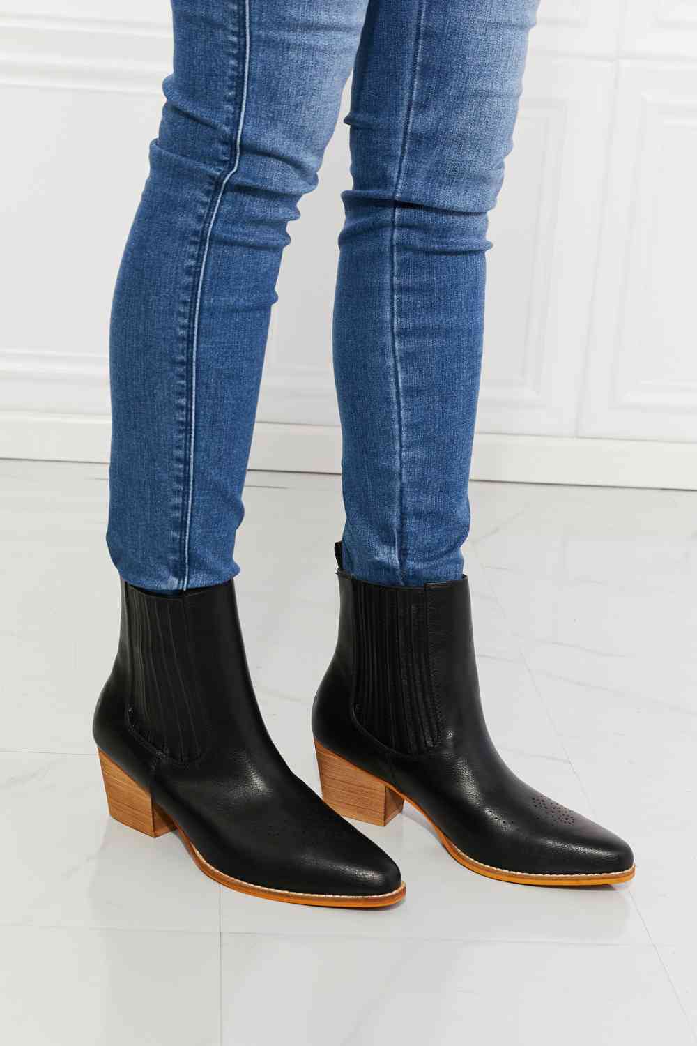 Botas Chelsea negras con tacón apilado Love the Journey de MMShoes