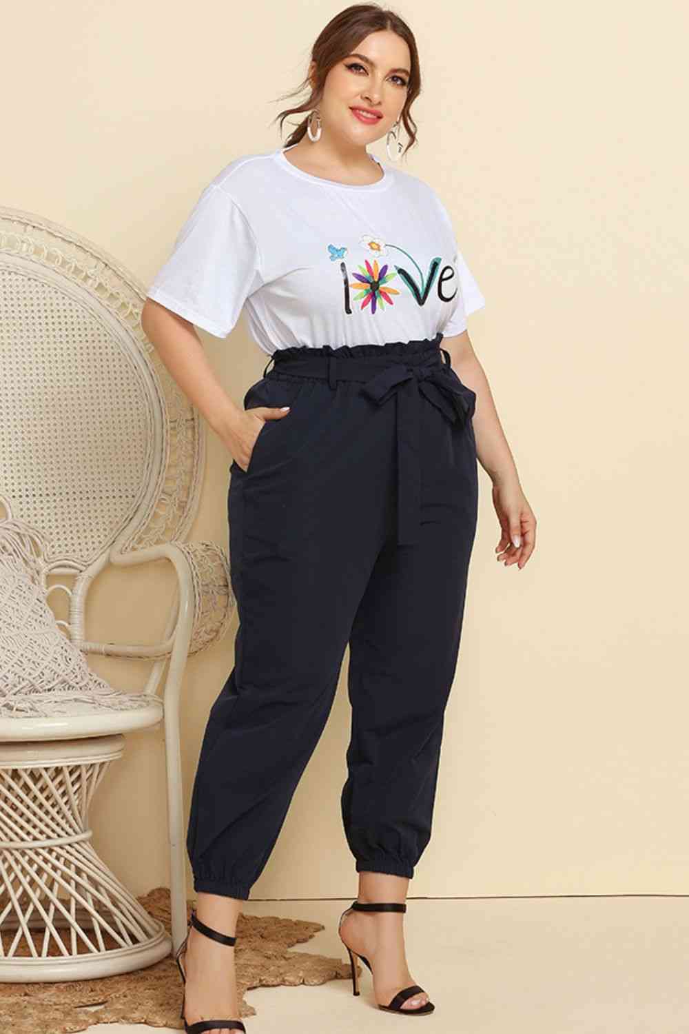 Conjunto de camiseta con gráfico y joggers paperbag con cinturón