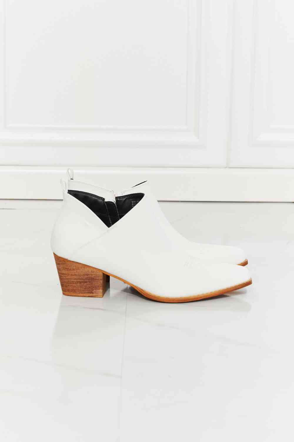 Botín vaquero cruzado bordado Trust Yourself de MMShoes en blanco