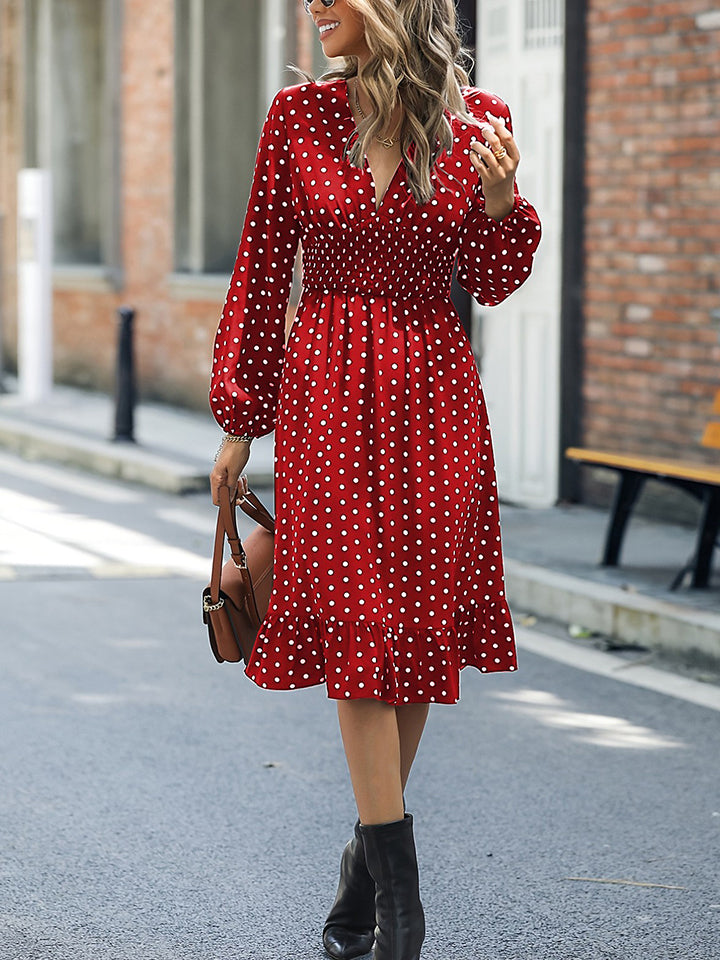 Vestido con dobladillo con volantes y manga larga con cuello en V