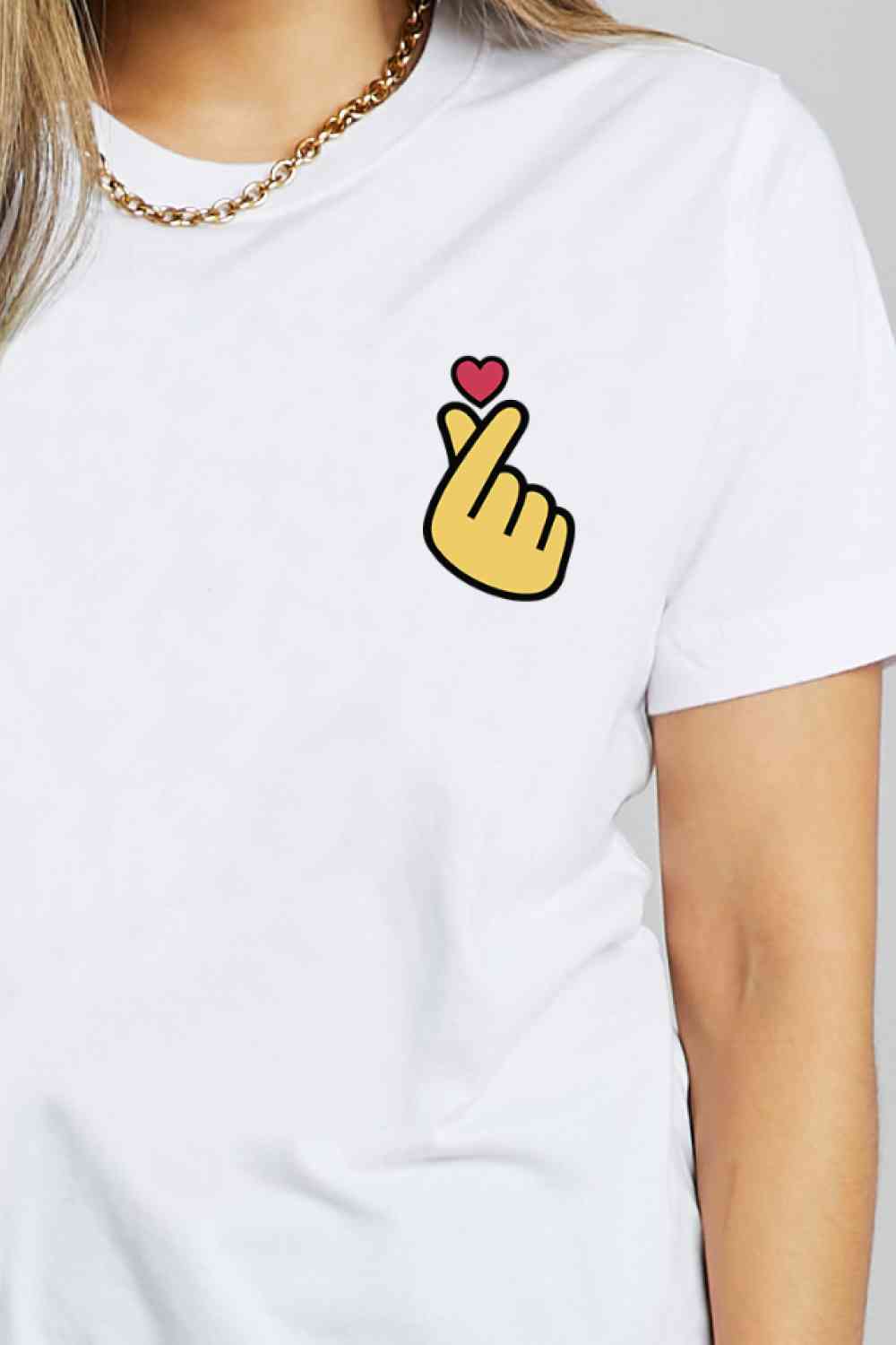 Camiseta de algodón con gráfico de emoji y corazón de dedo de Simply Love