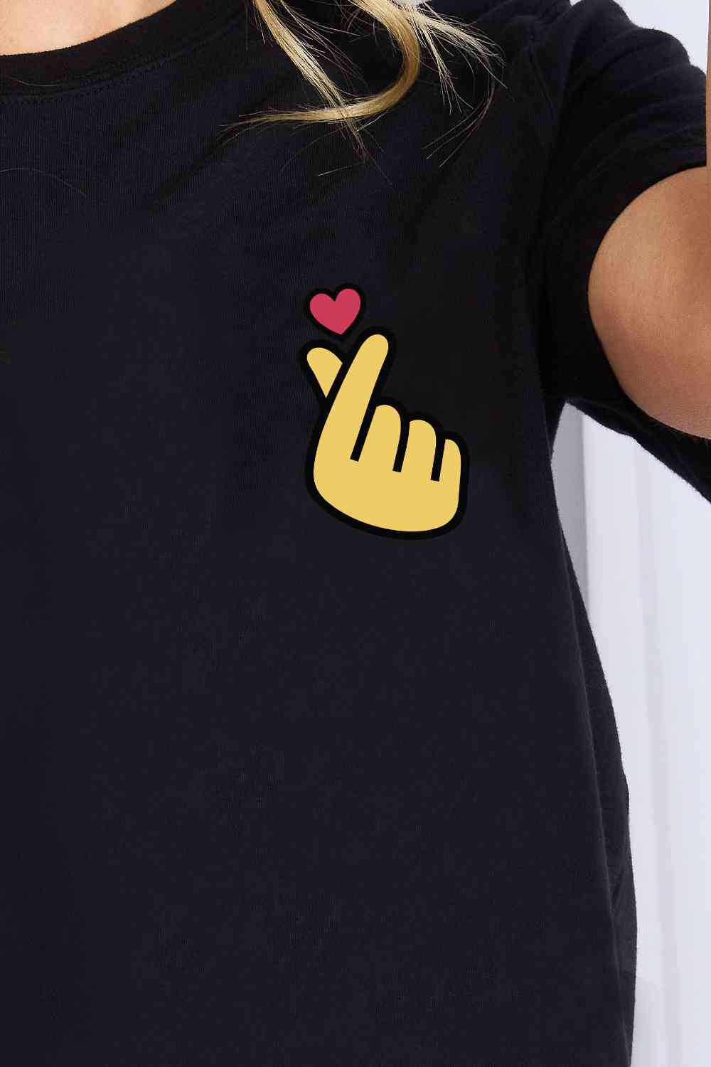 Camiseta de algodón con gráfico de emoji y corazón de dedo de Simply Love