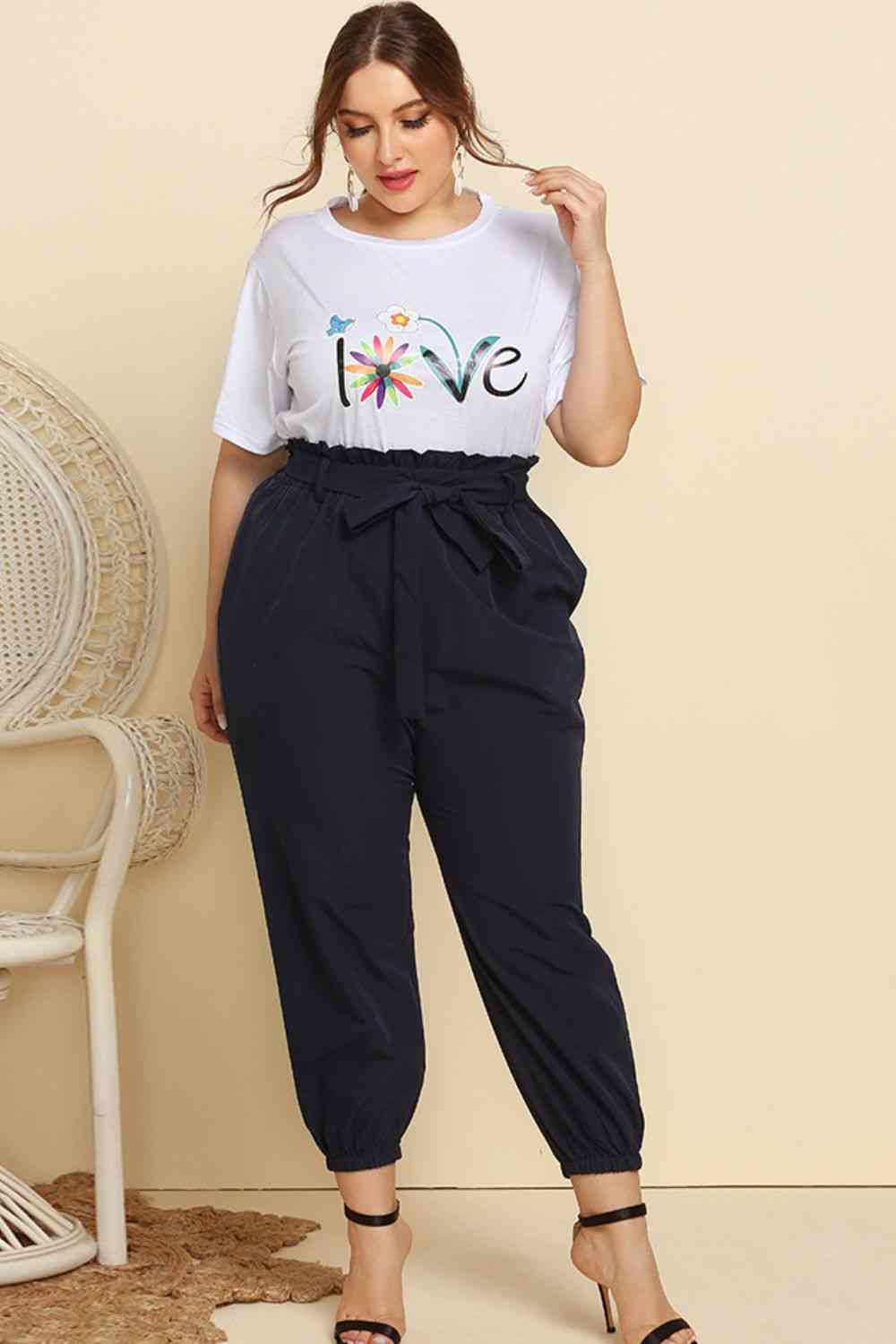 Conjunto de camiseta con gráfico y joggers paperbag con cinturón